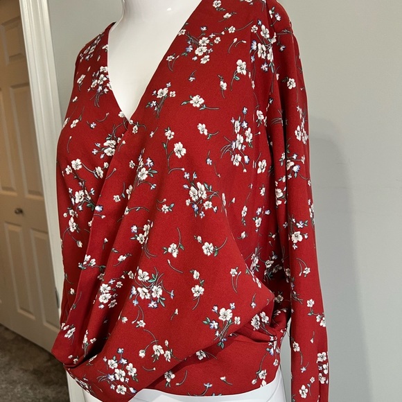 HeartLoom floral Blouse peep hole in back - Picture 6 of 7